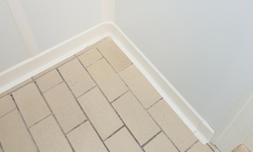 Plinthes en PVC blanc rénovation cuisine
