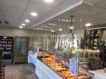 boulangerie avec rideaux à lanières