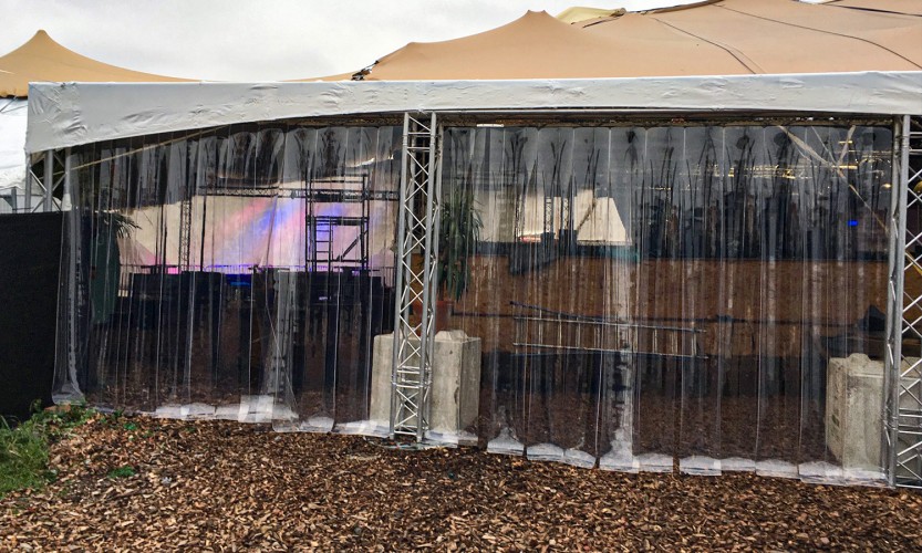 Rideaux en PVC sur tente chapiteau extérieur