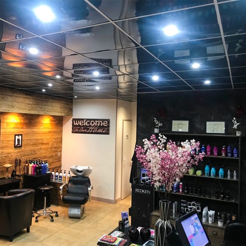 faux plafond en dalles noires brillantes