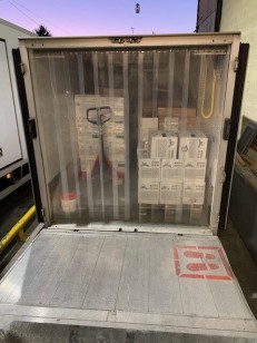 camion avec rideau à lanières dans la remorque