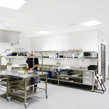 Dalle Ecophon Hygiene Performance A en situation dans grande cuisine professionnelle