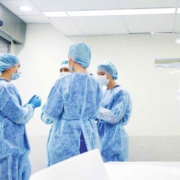 Plaque PVC blanche 2,25 mm anti-microbien dans salle d'opération avec chirurgiens
