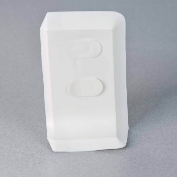 Embout droit blanc pour plinthe PVC à lèvres souples avec bouchons insérés