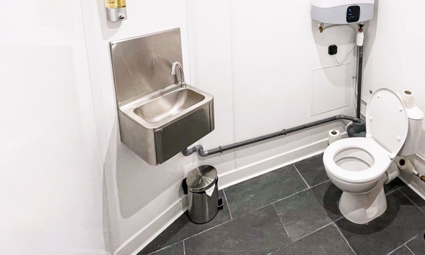 Création de toilettes avec des plaques et plinthes en PVC blanc