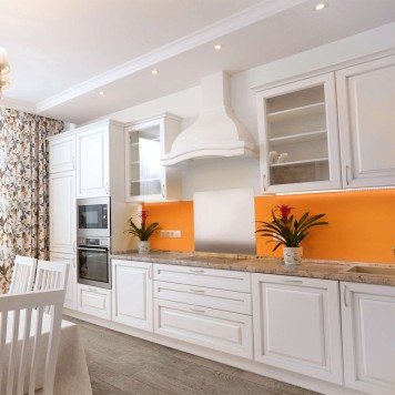 Réalisation paroi salle de bain avec Panneau mural décoratif intérieur PVC Satiné Orange "Bergamot" Altro Whiterock Satins