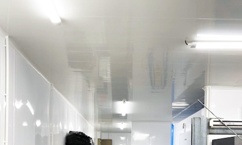 Plafond d'une cuisine de camping réalisé avec du lambris alvéolaire