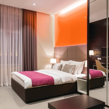 Réalisation tête de lit chambre d'hôtel avec panneau mural décoratif brillant orange "Juicy Lucy" Altro Whiterock Chameleon