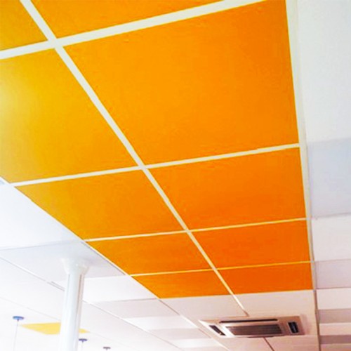 Faux plafond d'un salon de coiffure composé de dalles ocres et blanches