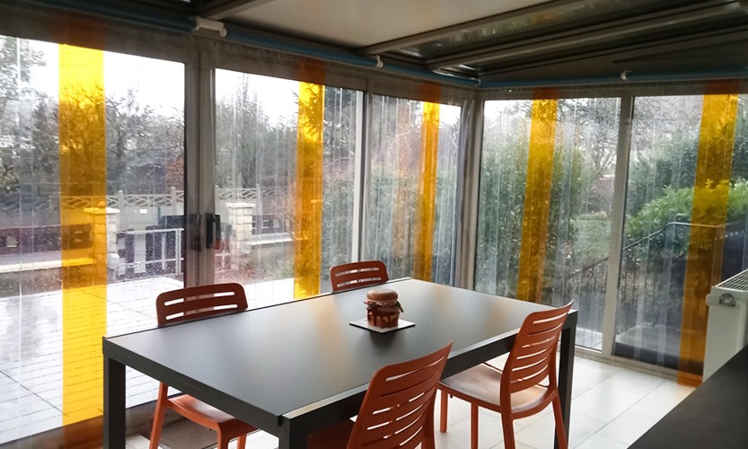 Véranda en rideaux à lanières transparents intérieur
