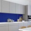 Réalisation crédence cuisine avec panneau mural décoratif brillant Bleu Nuit "Ocean Deep" Altro Whiterock Chameleon
