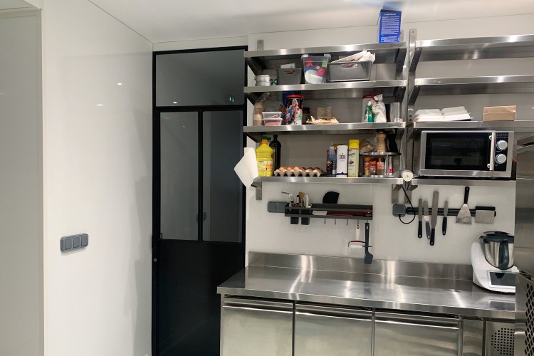 cuisine professionnelle rénovée entièrement 2