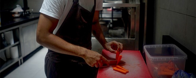 découpe de légumes sur planche