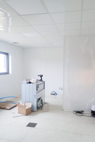 cuisine professionnelle avec faux plafond en dalles blanches pvc lavables