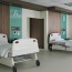 Réalisation chambre d'hôpital avec panneau mural décoratif brillant Vert Jade "Sheer Glass" Altro Whiterock Chameleon