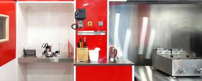 cuisine rénovée avec plaques en pvc rouge