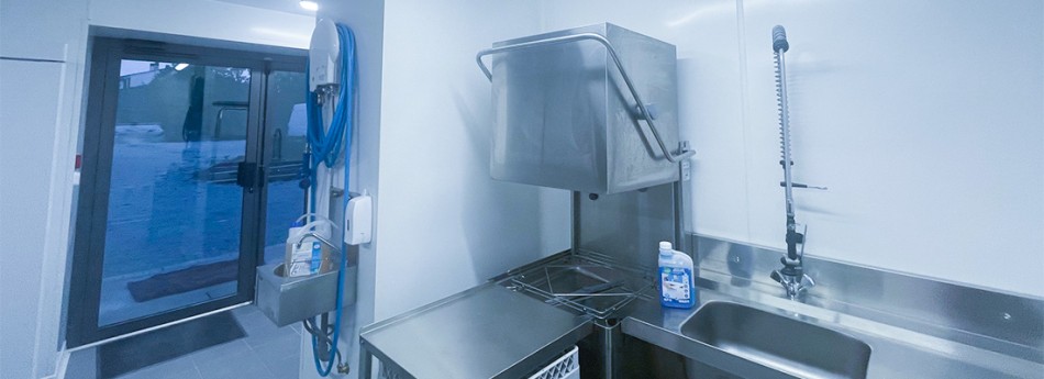 laboratoire rénové avec plaques PVC