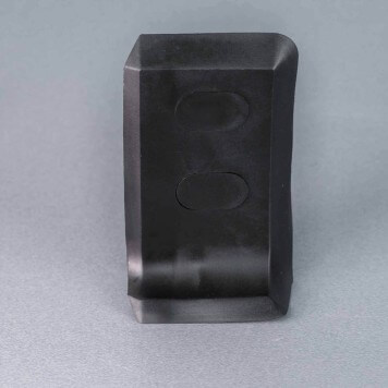 Embout droit noir pour plinthe PVC à lèvres souples avec bouchons insérés