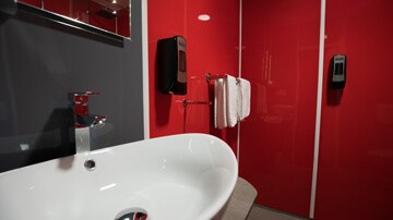 Rénovation d'une douche d'hôtel avec les plaques Nelinkia