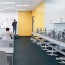 Réalisation paroi salle de bain avec Panneau mural décoratif intérieur PVC Satiné Jaune "Honeydew" Altro Whiterock Satins