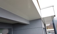 Pose de lambris PVC sous la toiture d'une maison