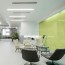 Réalisation paroi bureaux avec panneau mural décoratif brillant vert pistache "Eau de Chic" Altro Whiterock Chameleon