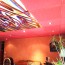 Salon muni d'un faux plafond en dalles acoustiques grenat