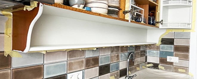 Travaux dans une cuisine sur carrelage