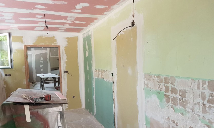 Cuisine et salle polyvalente avant rénovation