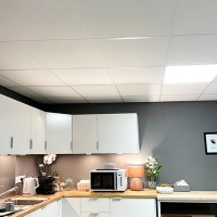 cuisine avec un faux plafond en dalles acoustiques blanches