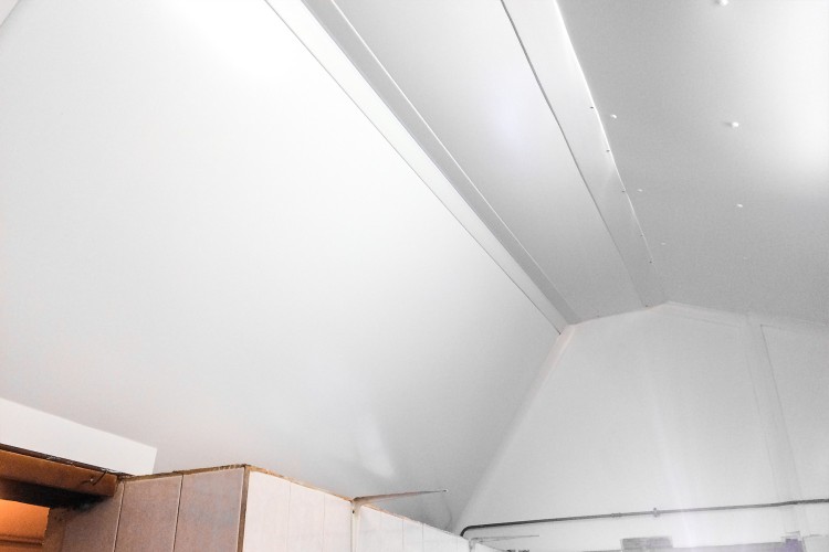 lambris alvéolaire posé sur le plafond d'un chalet