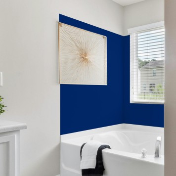Réalisation parois baignoire avec panneau mural décoratif brillant Bleu Nuit "Ocean Deep" Altro Whiterock Chameleon