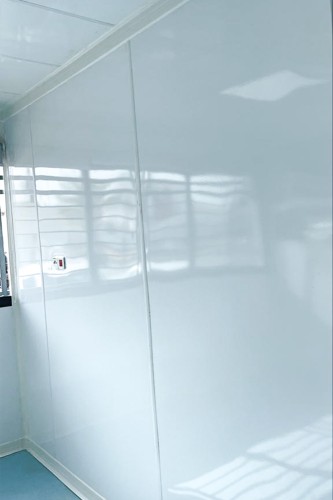 mur protégé avec revêtements muraux en PVC blanc