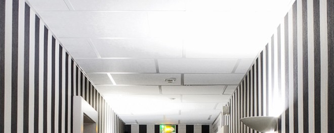 faux plafond en dalles rectangulaires blanches