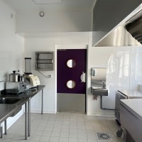 Plaques PVC blanches 3 mm utilisées pour rénover les murs d'un laboratoire alimentaire