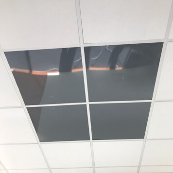 Dalle de faux plafond grise brillante