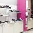 Détail boutique avec panneau mural décoratif brillant rose "shocking pink" Altro Whiterock Chameleon