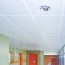 Faux plafond constitué de dalles 600 x 600 métallique colori blanc