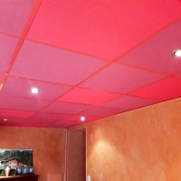 Faux plafond en dalles acoustiques grenat