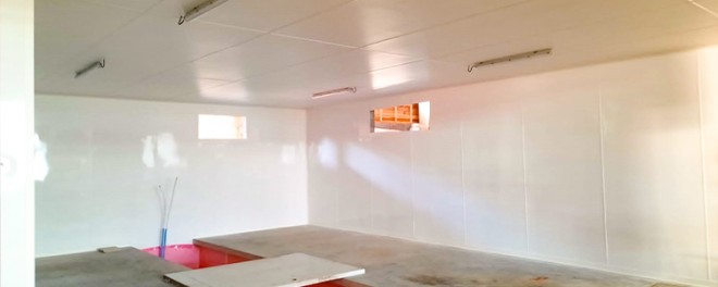 Rénovation d'une chevrerie avec plaques en lambris