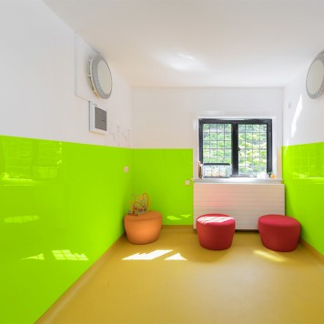 Réalisation lavabos toilettes publiques avec panneau mural décoratif brillant vert Altro Whiterock Chameleon "Key Lime"