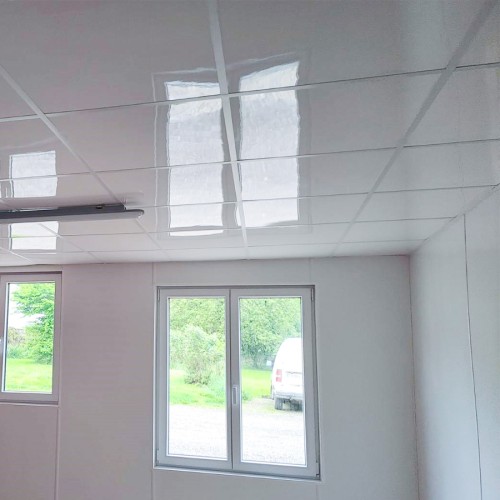 faux plafond en dalles acoustiques blanches