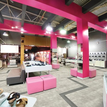 Réalisation boutique avec panneau mural décoratif brillant rose "shocking pink" Altro Whiterock Chameleon