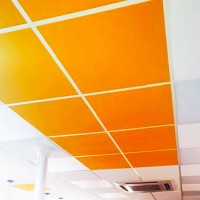 Faux plafond d'un salon de coiffure composé de dalles ocres et blanches