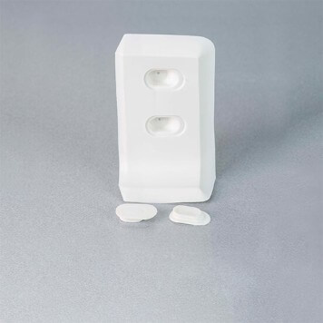Embout droit blanc pour plinthe PVC à lèvres souples avec bouchons