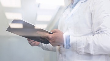Personne effectuant un contrôle sanitaire dans l'industrie agroalimentaire