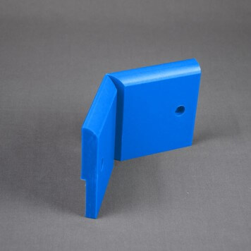 Angle interne pour Plinthe Polyéthylène Bleue avec découpe pour U de sol