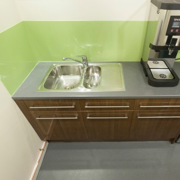 Réalisation crédence cuisine avec panneau mural décoratif brillant vert pistache "Eau de Chic" Altro Whiterock Chameleon