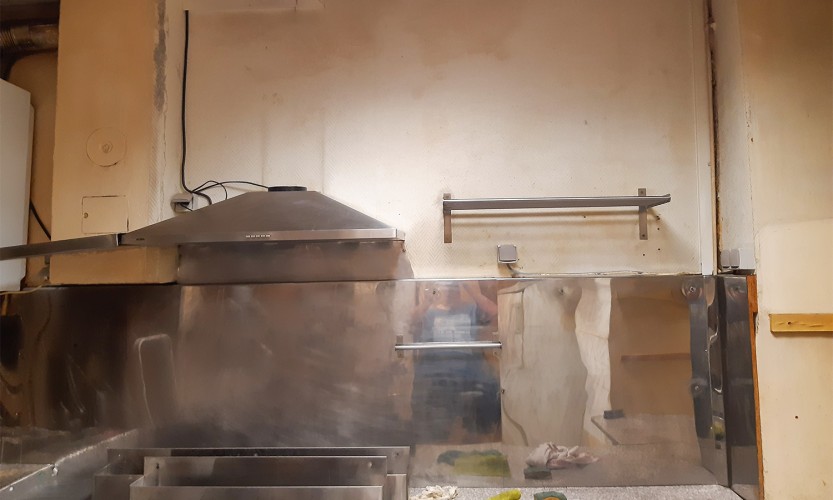 Cuisine d'un bar avant revêtement mural rénové