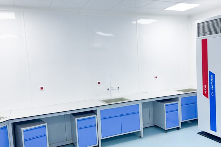 laboratoire mis aux normes HACCP avec plaques PVC blanches
